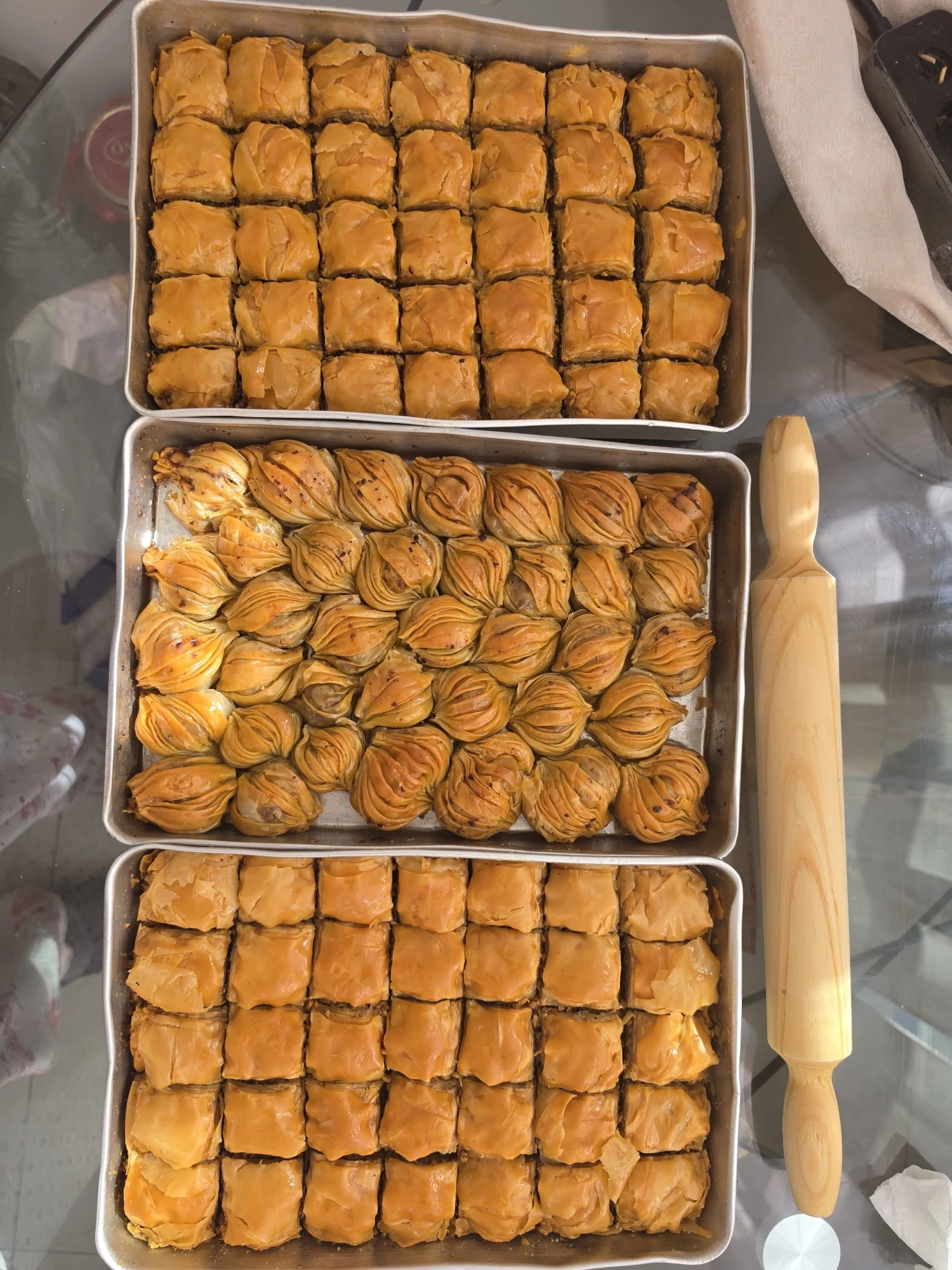 Kat kat açılan Antep baklavası tepsileri ve oklava