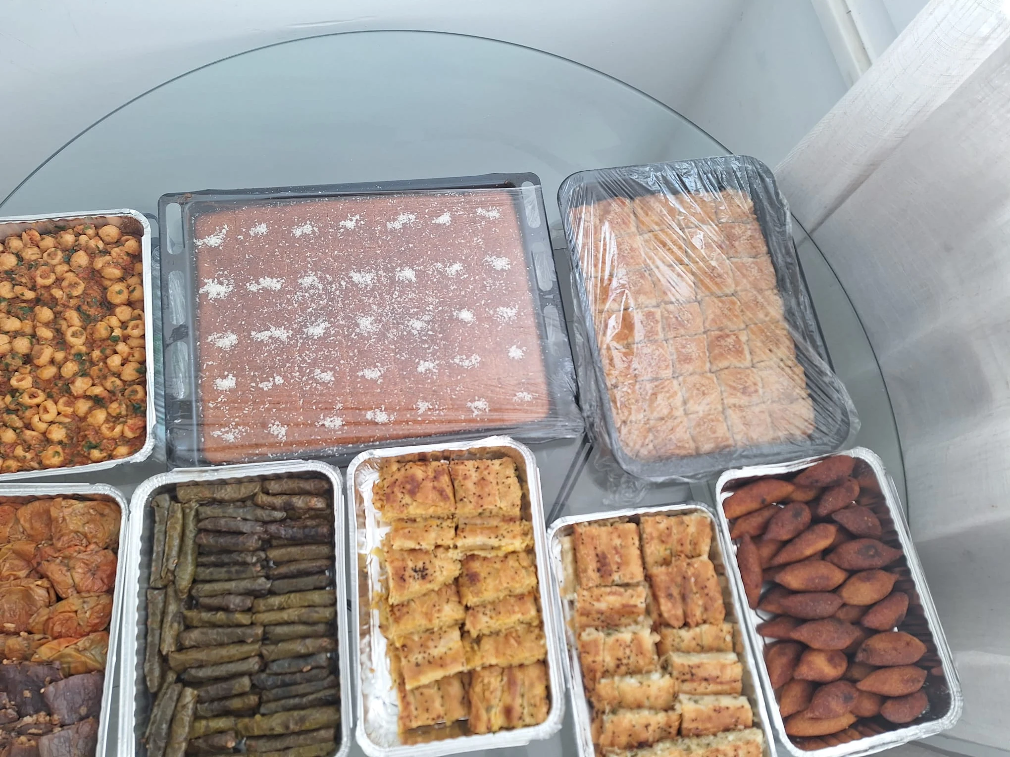 Casa Turca ziyafet sofrası: El açması börekler, zeytinyağlı sarmalar, dolmalar, içli köfteler ve ev baklavası