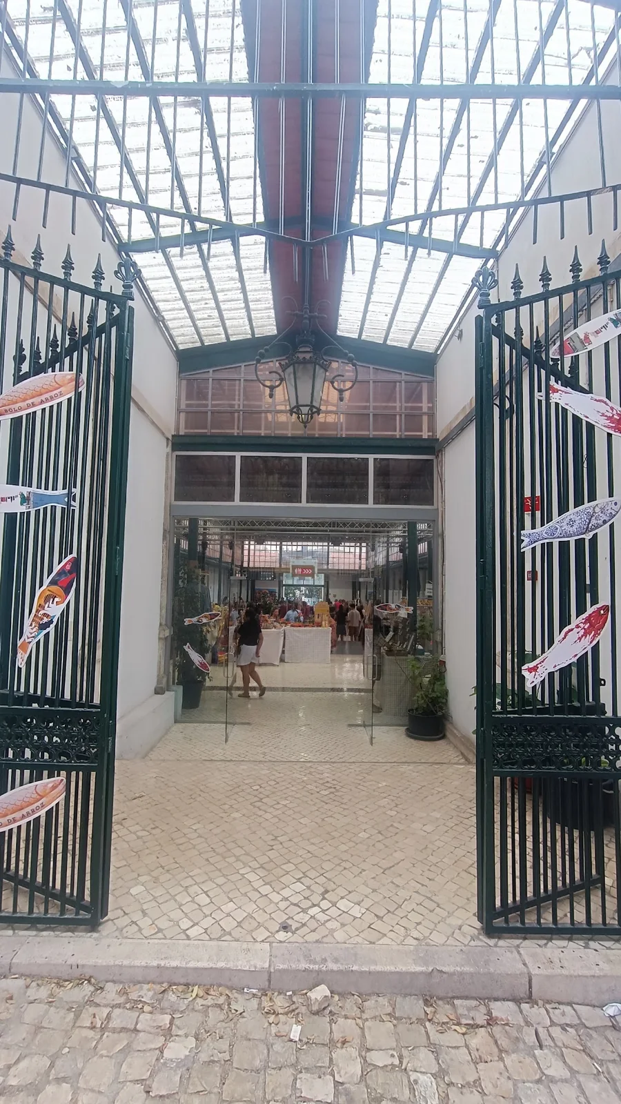 Feira da Ladra yakınındaki Mercado de Santa Clara girişi