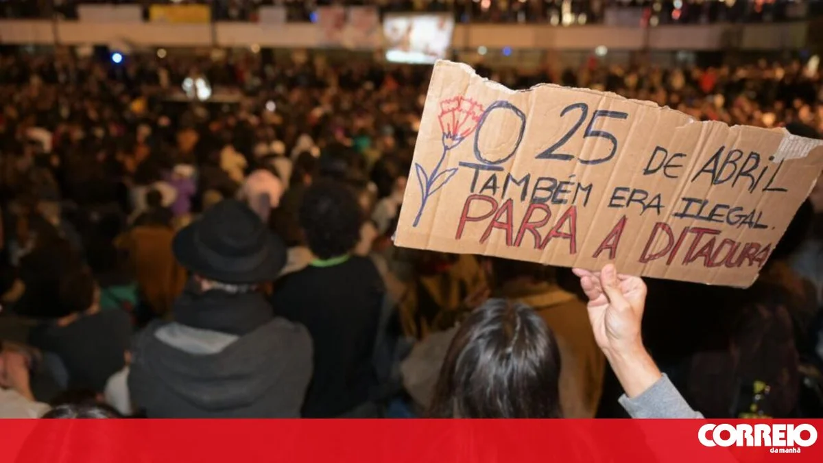 Porto’da D. João I Meydanı Gece Sessiz: Çadırlar Yok, Üç Evsiz Kaldı