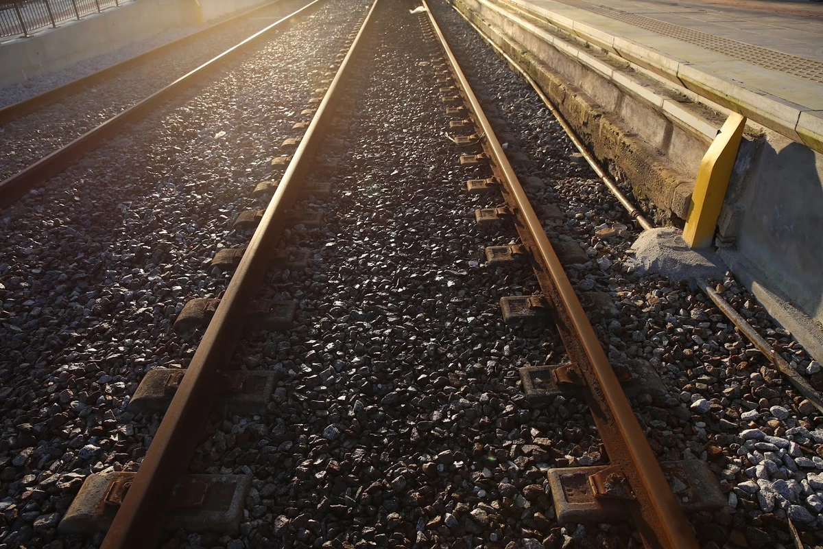 The source report's railway illustration; it does not show a newly selected Portuguese train
