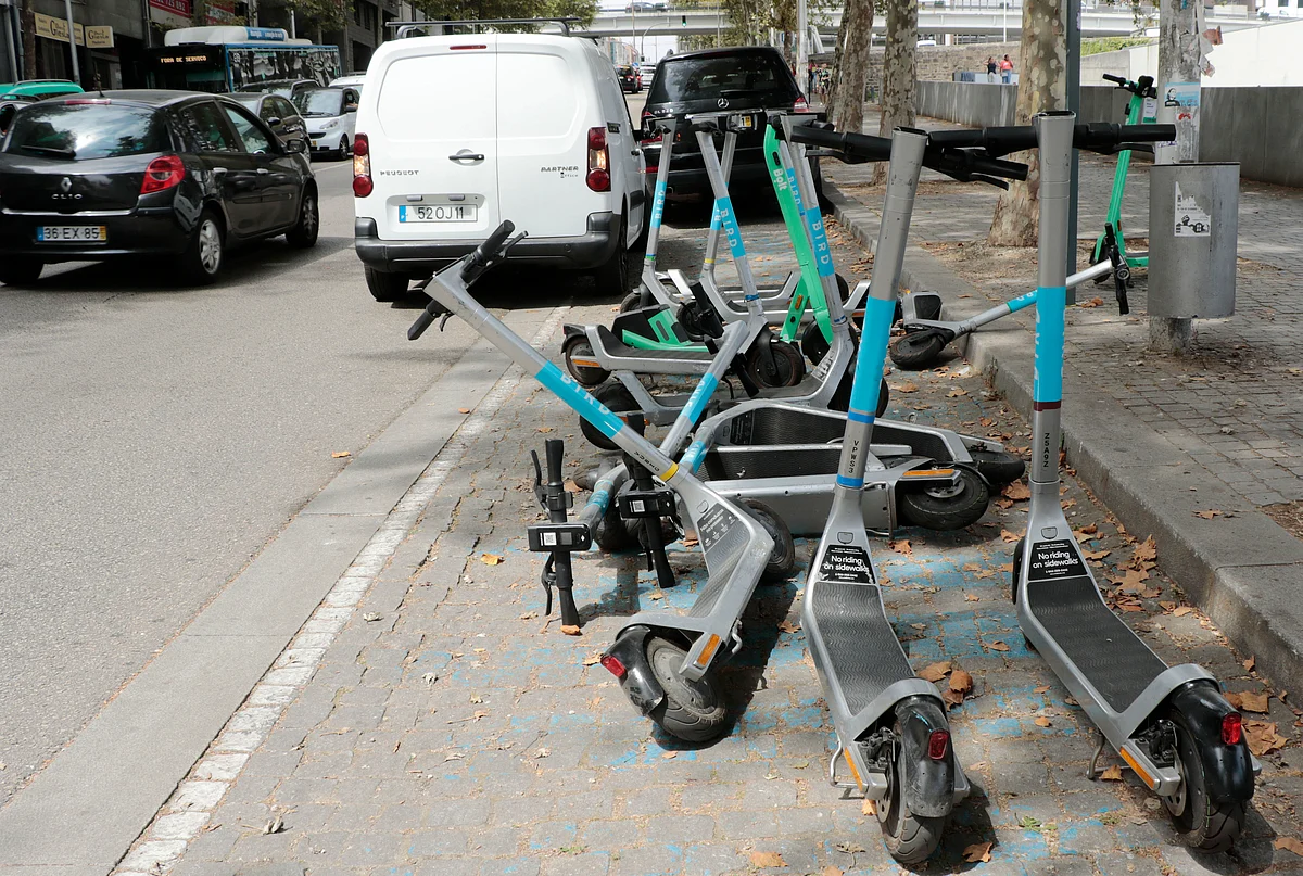Haber kaynağının Lizbon paylaşımlı scooter hizmetini askıya alma kararını kabul etti konulu görseli