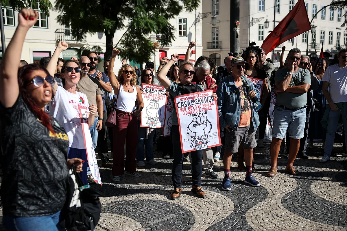 Lizbon'da konut hakkı için düzenlenen protestoya katılanlar; kaynak haberin fotoğrafı